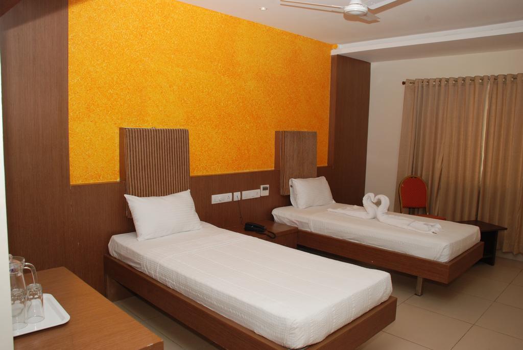 Hotel Pla Amrith Inn Tiruchirappalli Buitenkant foto