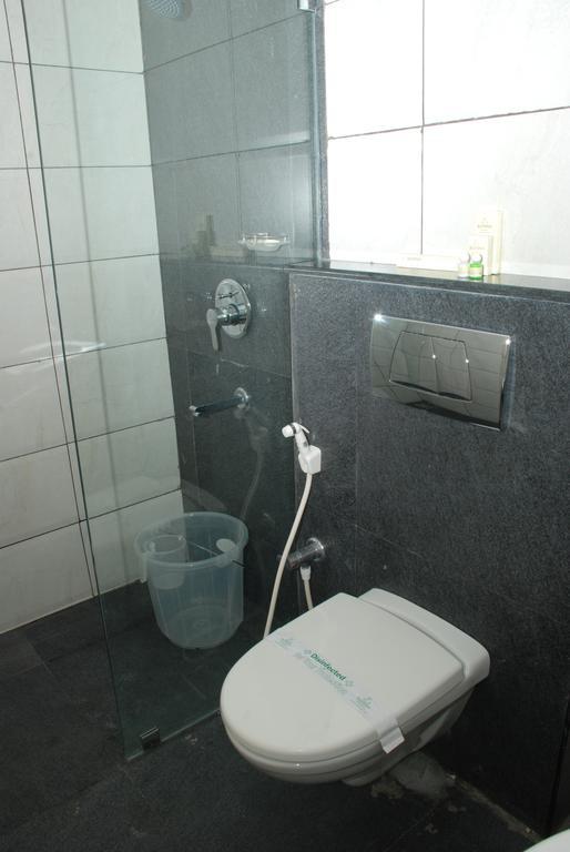 Hotel Pla Amrith Inn Tiruchirappalli Buitenkant foto