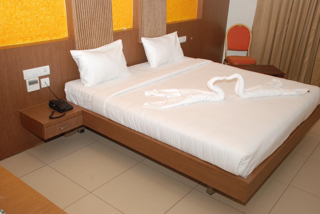 Hotel Pla Amrith Inn Tiruchirappalli Buitenkant foto