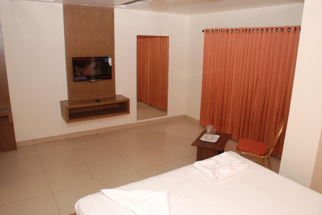 Hotel Pla Amrith Inn Tiruchirappalli Buitenkant foto