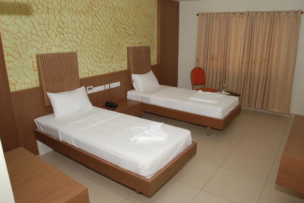 Hotel Pla Amrith Inn Tiruchirappalli Buitenkant foto