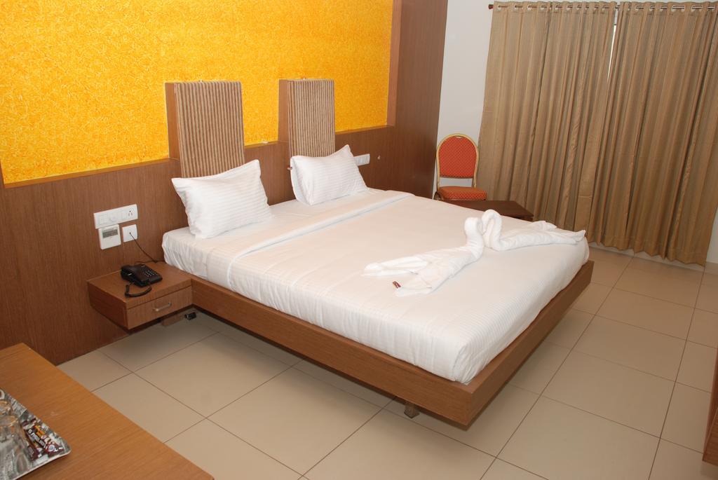 Hotel Pla Amrith Inn Tiruchirappalli Buitenkant foto