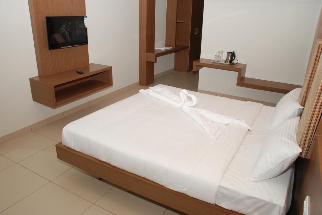 Hotel Pla Amrith Inn Tiruchirappalli Buitenkant foto