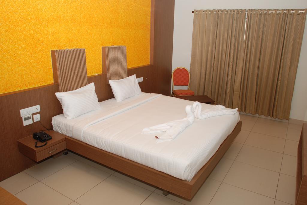 Hotel Pla Amrith Inn Tiruchirappalli Buitenkant foto