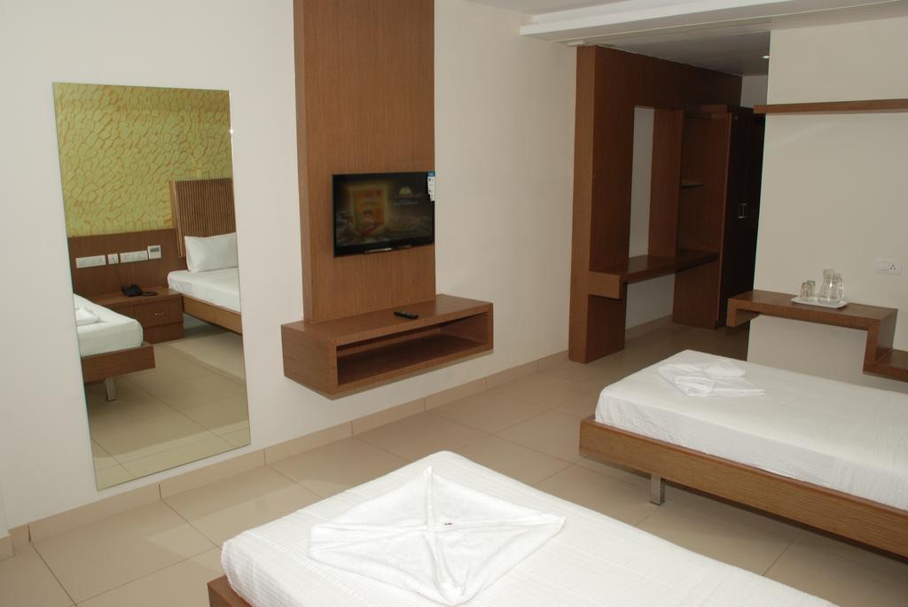 Hotel Pla Amrith Inn Tiruchirappalli Buitenkant foto